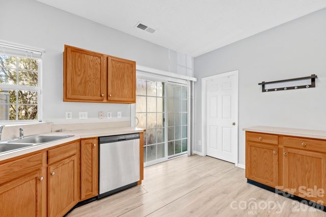 2823 Summergrove Court, Matthews, NC 28105