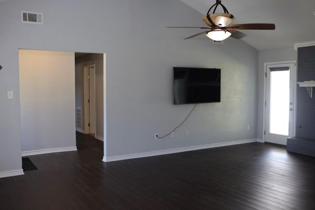 407 Tamarind Street, Lake Jackson, TX 77566