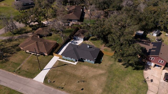 407 Tamarind Street, Lake Jackson, TX 77566