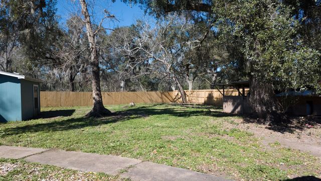 407 Tamarind Street, Lake Jackson, TX 77566