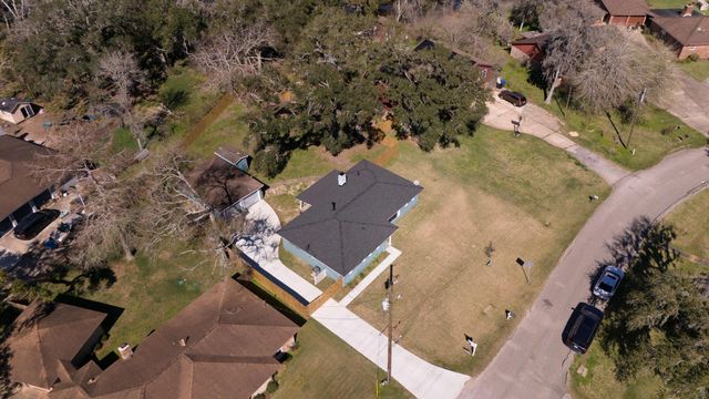 407 Tamarind Street, Lake Jackson, TX 77566