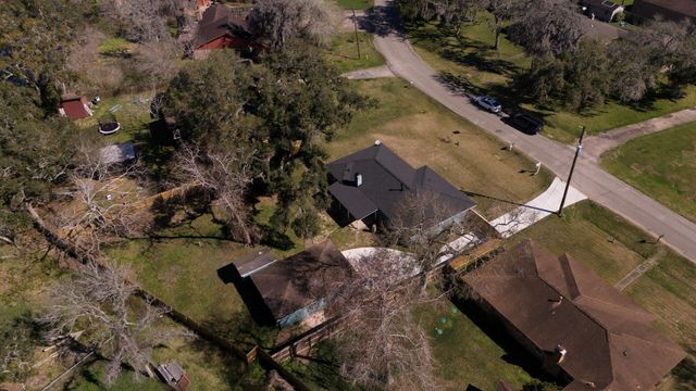 407 Tamarind Street, Lake Jackson, TX 77566