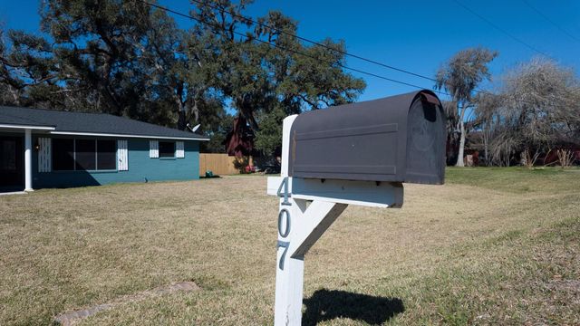 407 Tamarind Street, Lake Jackson, TX 77566