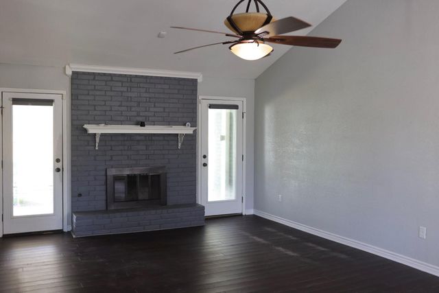 407 Tamarind Street, Lake Jackson, TX 77566