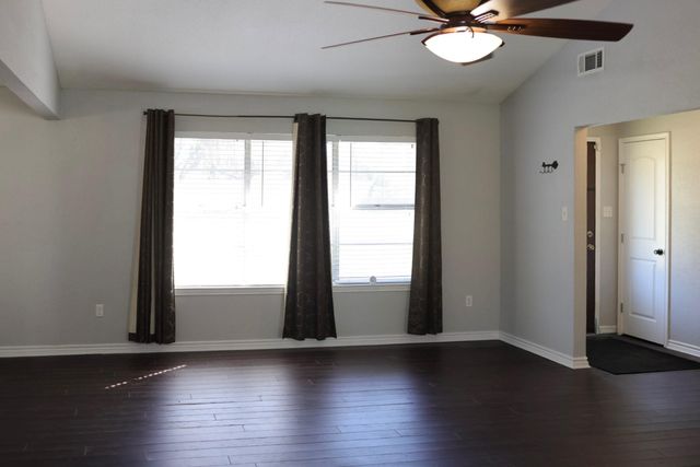 407 Tamarind Street, Lake Jackson, TX 77566