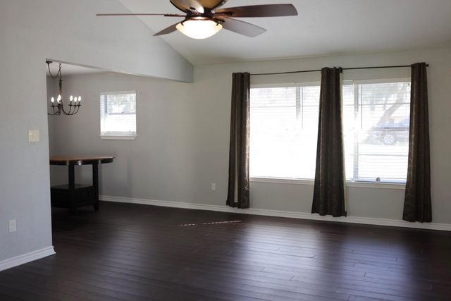 407 Tamarind Street, Lake Jackson, TX 77566