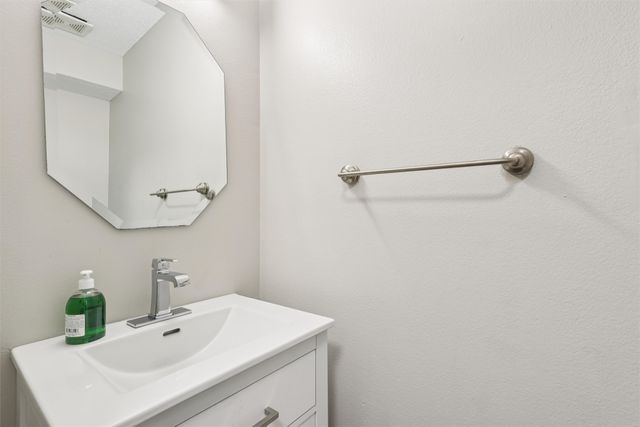 1187 S 51st Street, West Des Moines, IA 50265