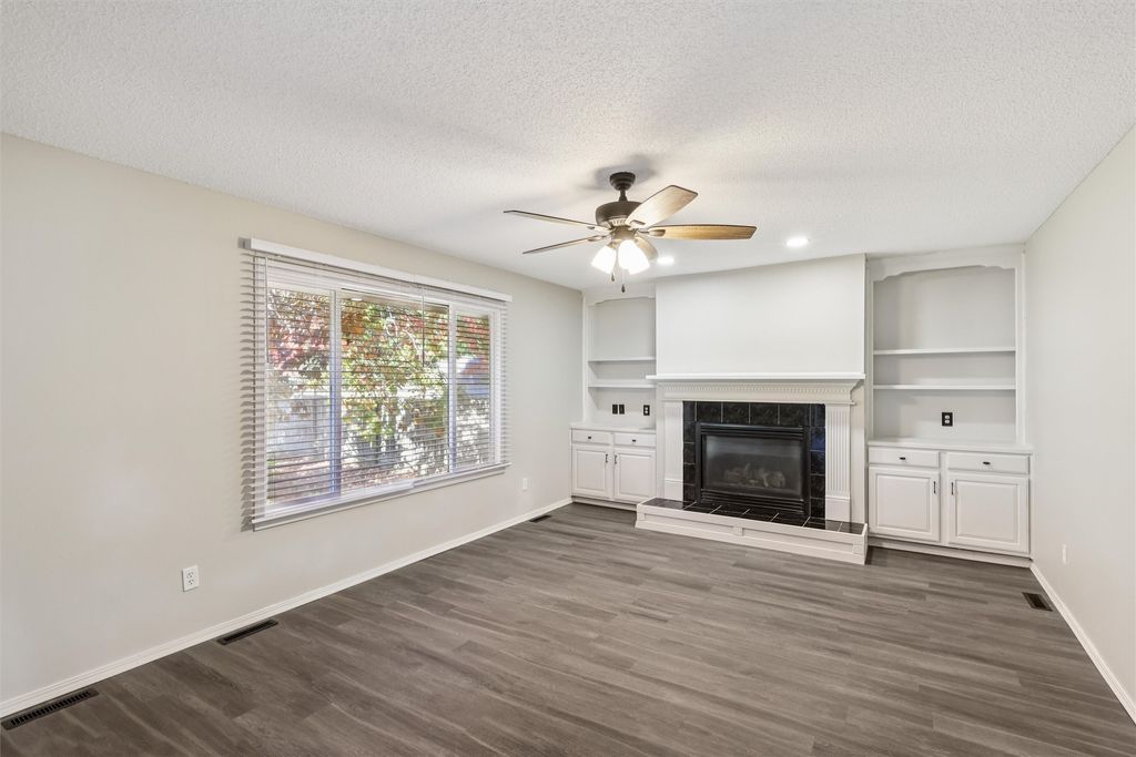 1187 S 51st Street, West Des Moines, IA 50265