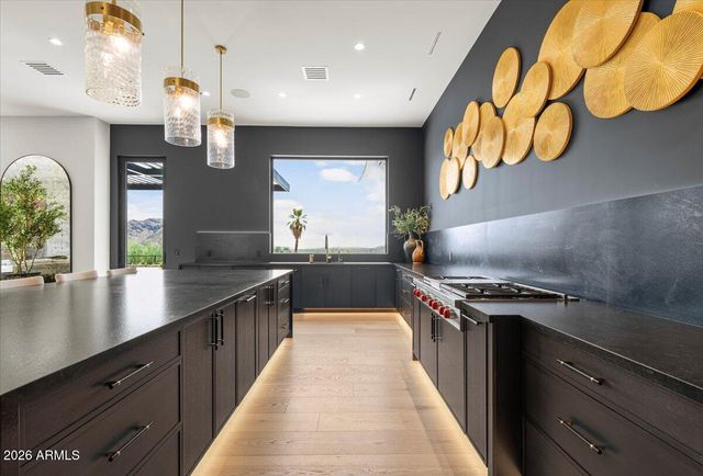 7347 N RED LEDGE Drive, Paradise Valley, AZ 85253