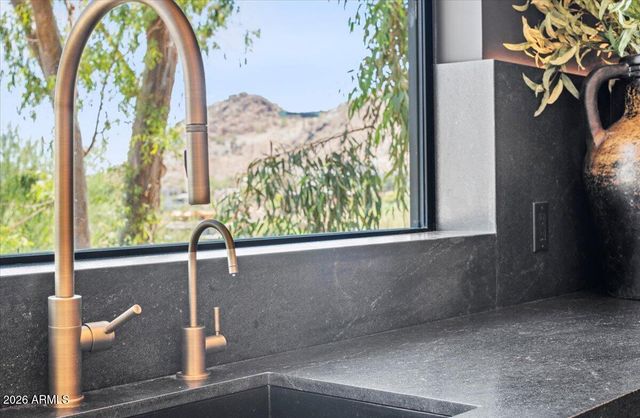 7347 N RED LEDGE Drive, Paradise Valley, AZ 85253