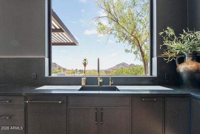 7347 N RED LEDGE Drive, Paradise Valley, AZ 85253