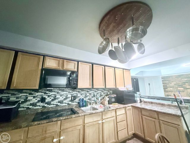 32264 Parker Circle, Warren, MI 48088