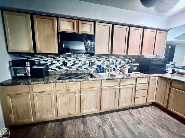 32264 Parker Circle, Warren, MI 48088