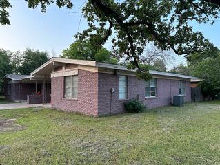 101 N Walnut Street, Lacy Lakeview, TX 76705