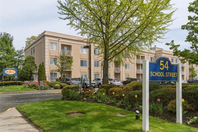 54 School Street 126, Westbury, NY 11590