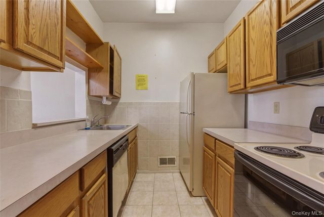 54 School Street 126, Westbury, NY 11590