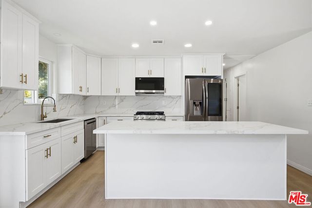 1832 N Summit Avenue, Pasadena, CA 91103