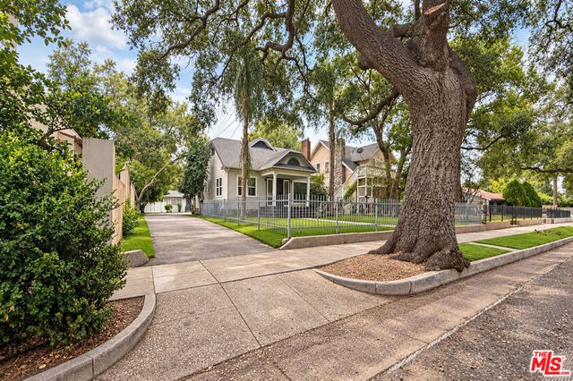 1832 N Summit Avenue, Pasadena, CA 91103