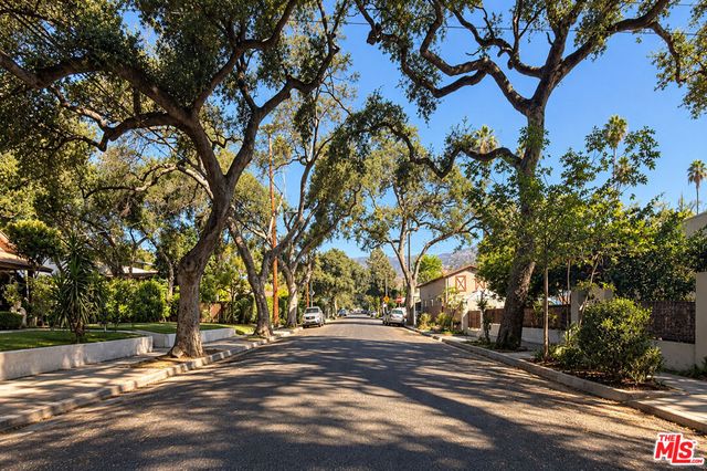 1832 N Summit Avenue, Pasadena, CA 91103