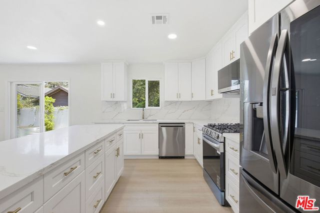 1832 N Summit Avenue, Pasadena, CA 91103