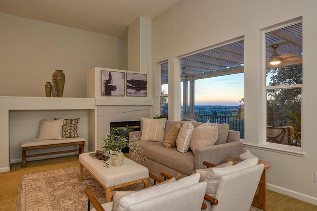 4367 Newland Heights Dr, Rocklin, CA 95765