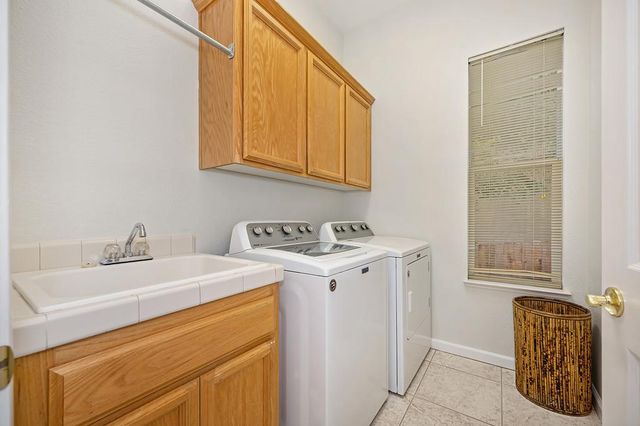 4367 Newland Heights Dr, Rocklin, CA 95765