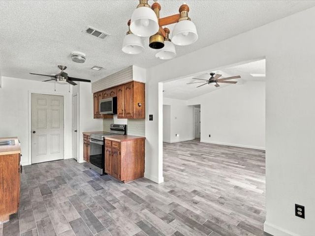 725 Southridge Court, Grand Prairie, TX 75052