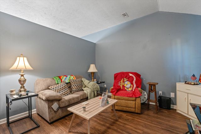 585 Cedar Bend Ln, La Vergne, TN 37086