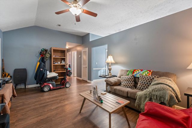 585 Cedar Bend Ln, La Vergne, TN 37086