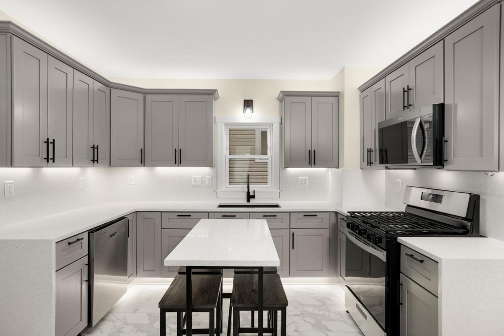 773 Hawthorne Avenue E, Saint Paul, MN 55106