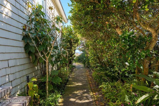 211 BEACH Avenue, Atlantic Beach, FL 32233