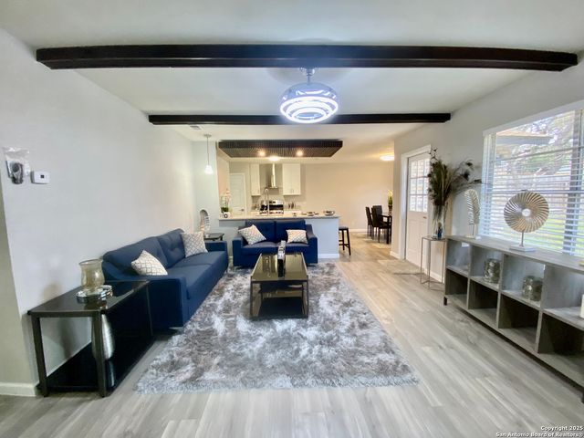 3573 Red Oak Ln, San Antonio, TX 78230