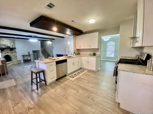 3573 Red Oak Ln, San Antonio, TX 78230