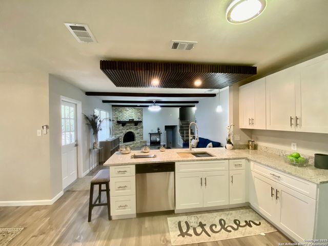 3573 Red Oak Ln, San Antonio, TX 78230