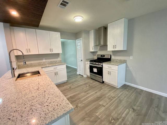 3573 Red Oak Ln, San Antonio, TX 78230