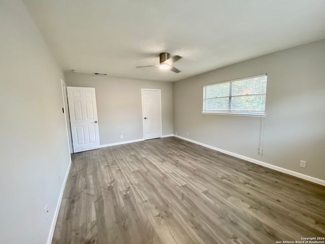 3573 Red Oak Ln, San Antonio, TX 78230