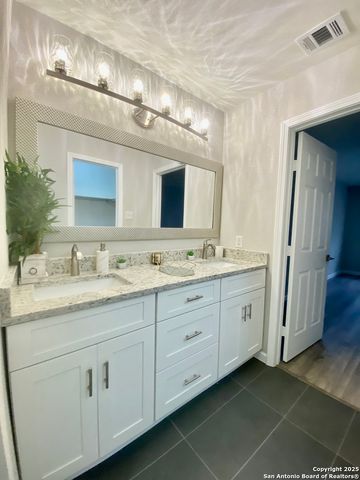 3573 Red Oak Ln, San Antonio, TX 78230