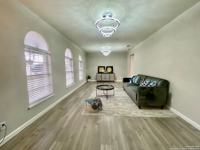 3573 Red Oak Ln, San Antonio, TX 78230