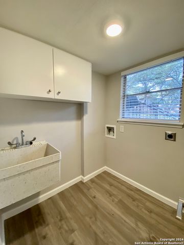 3573 Red Oak Ln, San Antonio, TX 78230