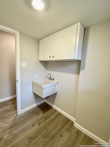 3573 Red Oak Ln, San Antonio, TX 78230