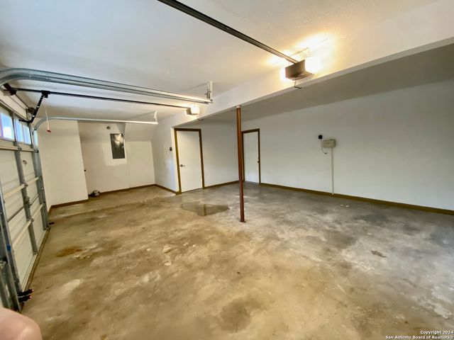 3573 Red Oak Ln, San Antonio, TX 78230