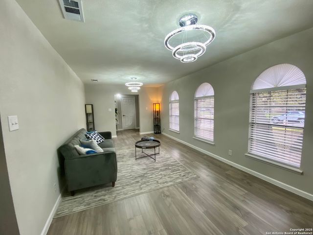 3573 Red Oak Ln, San Antonio, TX 78230