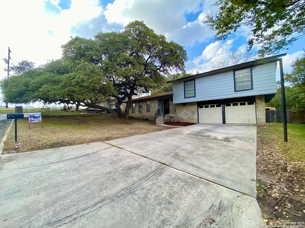3573 Red Oak Ln, San Antonio, TX 78230