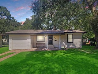 121 Wisteria Street, Lake Jackson, TX 77566