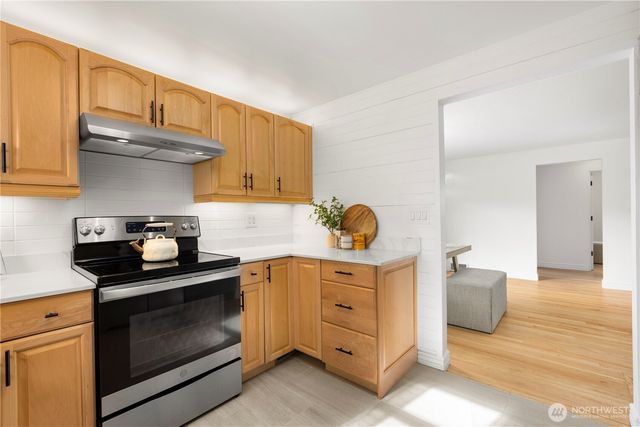 14052 Midvale Avenue N, Seattle, WA 98133