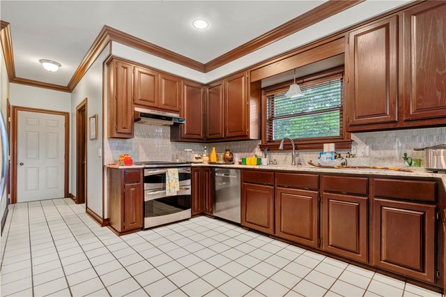 1141 E Ridgeway Drive, Fayetteville, AR 72701