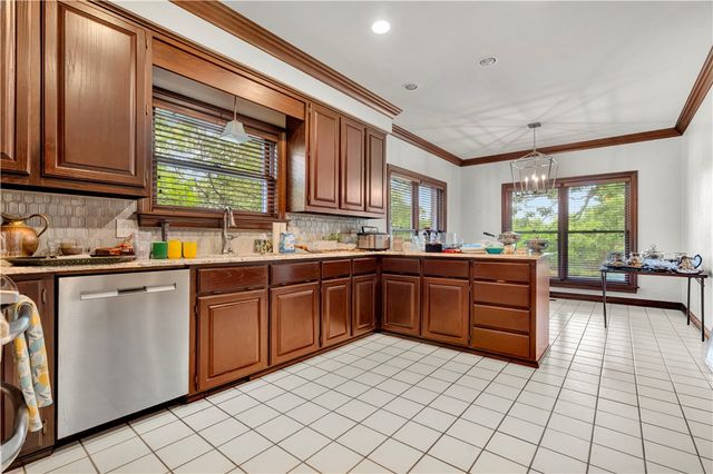 1141 E Ridgeway Drive, Fayetteville, AR 72701