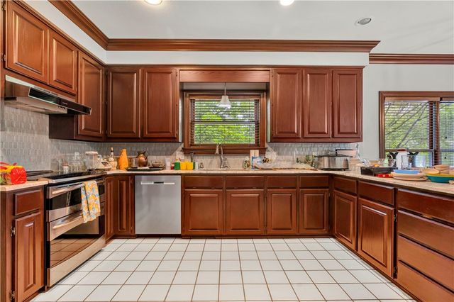 1141 E Ridgeway Drive, Fayetteville, AR 72701