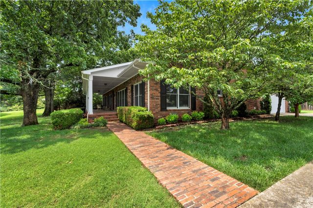 1141 E Ridgeway Drive, Fayetteville, AR 72701