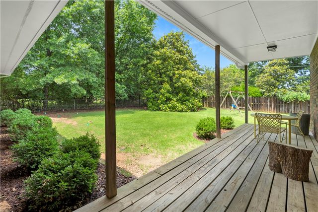 1141 E Ridgeway Drive, Fayetteville, AR 72701